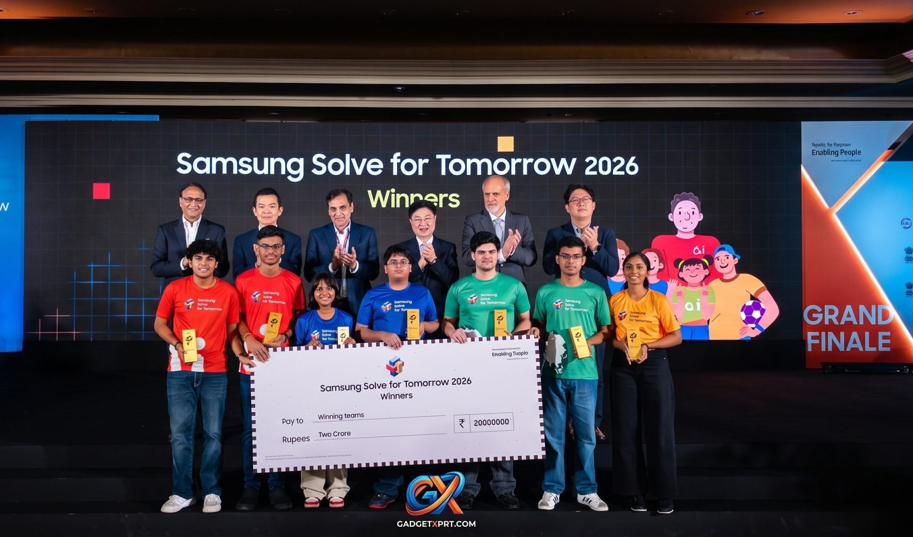 Samsung Solve for Tomorrow 2026 winners receiving Rs 2 crore incubation grant at Grand Finale